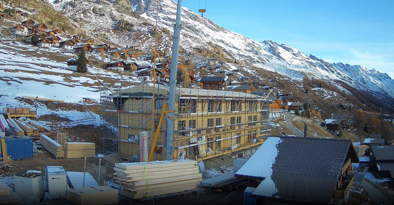 Für das Projekt Hotel Momentum – die Lauchernalp Lodge durften wir die Fenster liefern.<br />
Zum Einsatz kommt unser Fenstersystem Eiger Pollux. Wir freuen uns, mit einer präzisen und langlebigen Lösung zum Gelingen dieses Vorhabens beizutragen.<br />
Der Bau wird finanziert durch die Hotelkooperation Die Lötschentaler, unterstützt durch den Kanton Wallis. Die Gesamtbauleitung hat die Schäfer Holzbautechnik aus Aarau/Dottikon.<br />
<br />
Foto: Webcam Schäfer Holzbautechnik<br />
